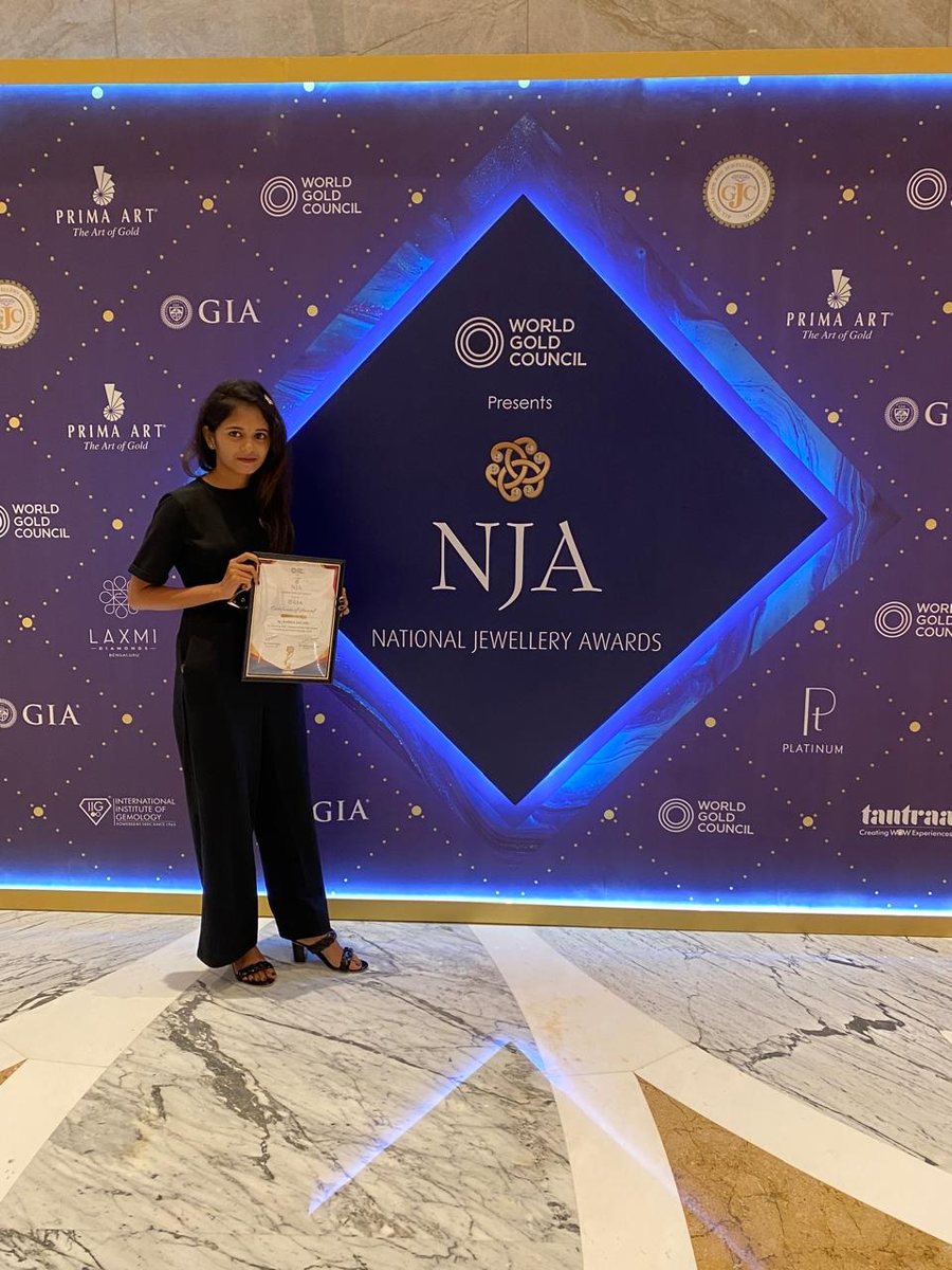 Harika of R3 Jewel Academy with her Student of the Year award at the National Jewellery Awards 2022