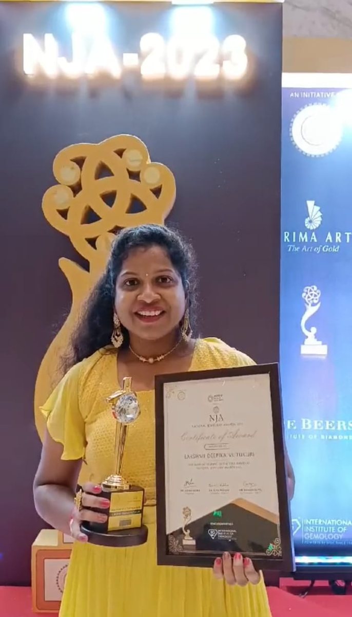 Deepika Laxmi of R3 Jewel Academy receiving her Student of the Year award at the National Jewellery Awards 2023