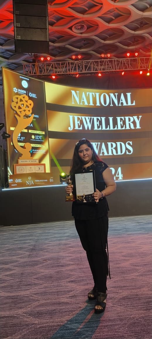 Sakshi Tandon of R3 Jewel Academy holding her Student of the Year certificate at the National Jewellery Awards