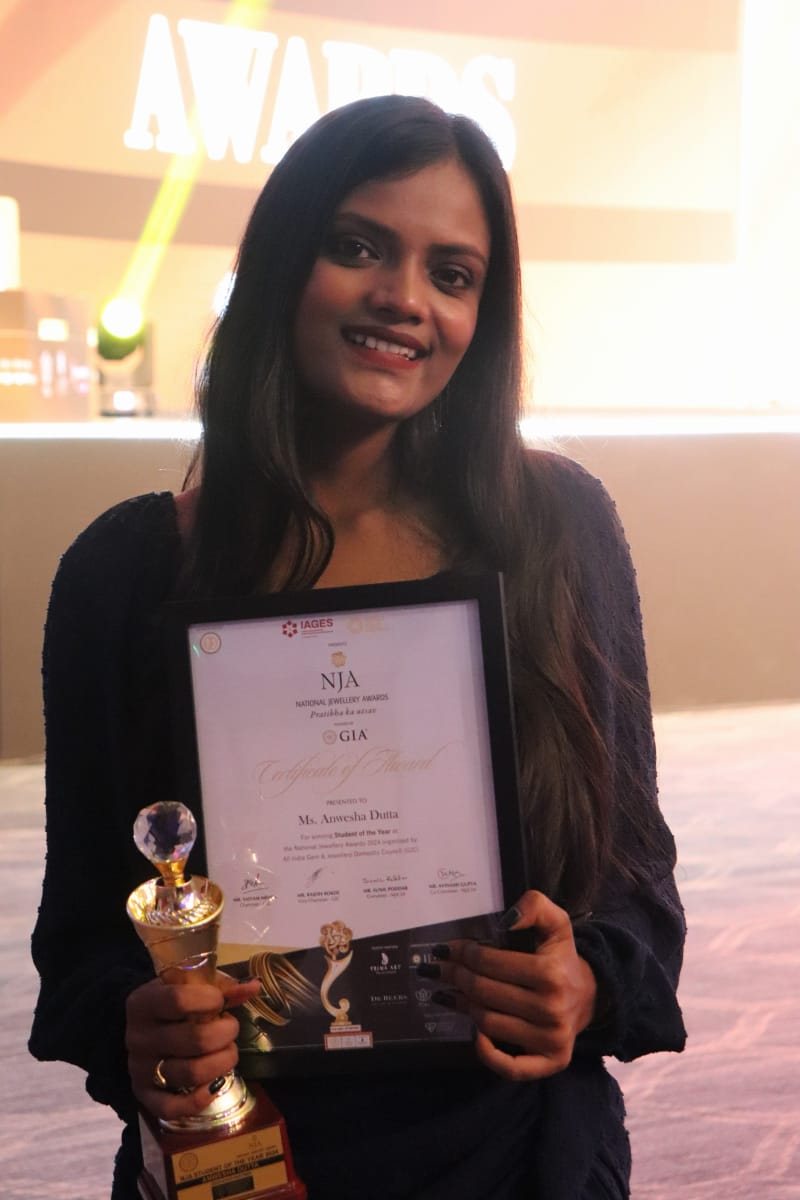 Anwesha Dutta of R3 Jewel Academy receiving her Student of the Year award at the National Jewellery Awards 2024
