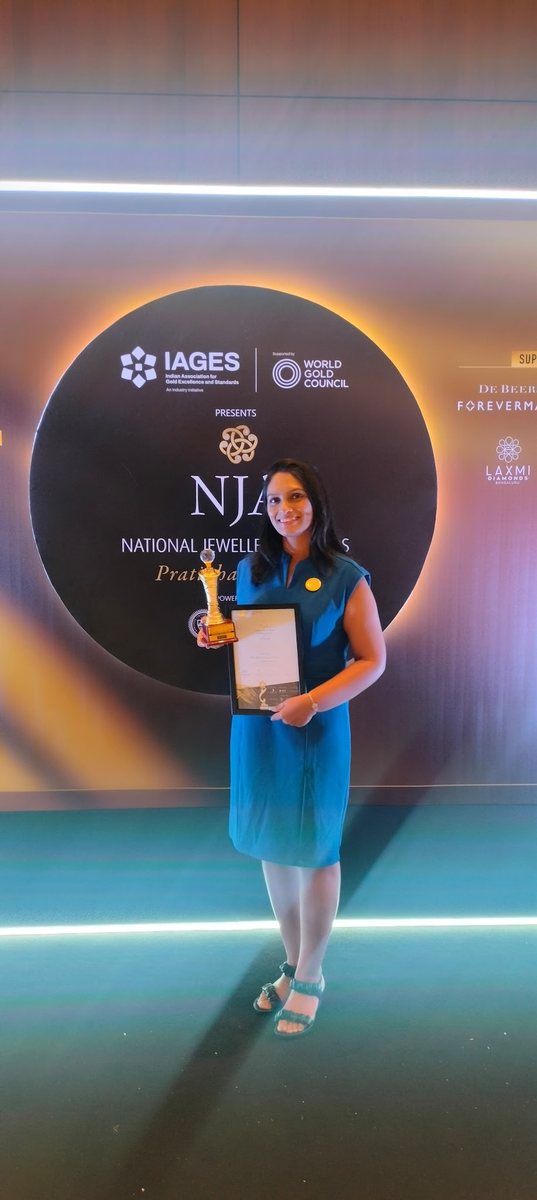 Bhavana Narkar of R3 Jewel Academy with her Student of the Year award at the National Jewellery Awards 2024