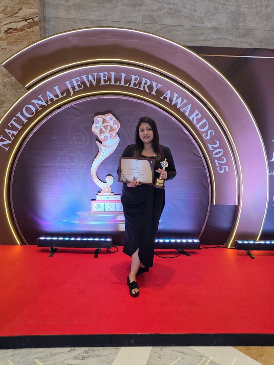 Suparna Pattanayak Maity of R3 Jewel Academy with her Student of the Year award at the National Jewellery Awards 2025